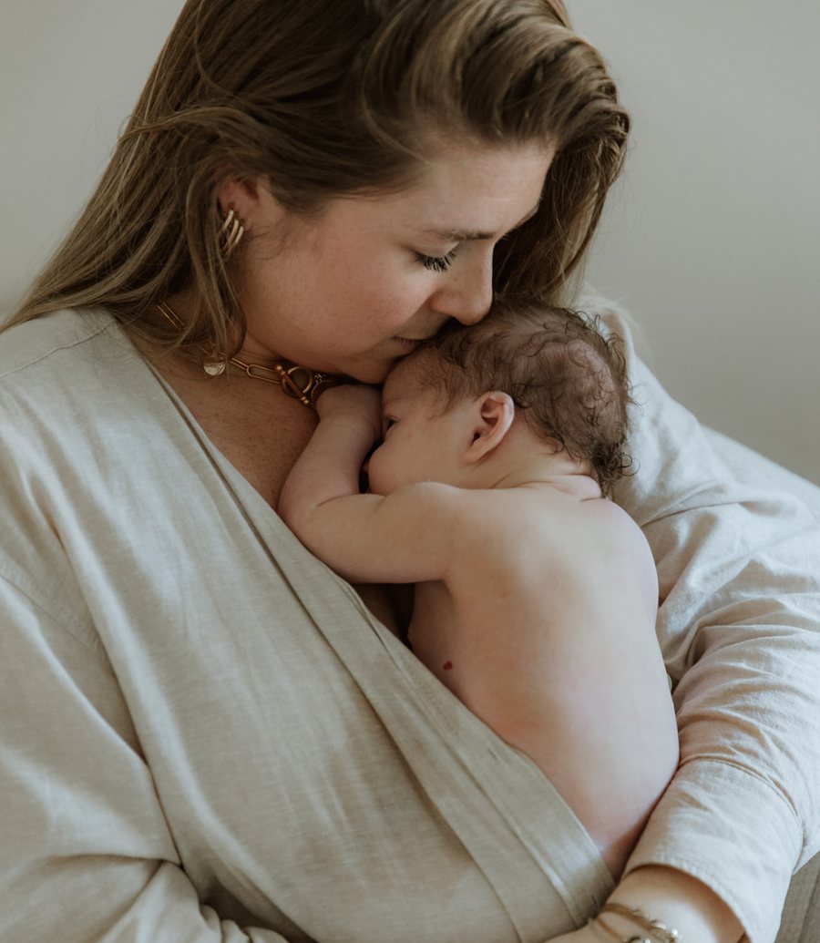 Maman tenant son nouveau-né contre elle, joue contre joue — Entre Deux, Enghien