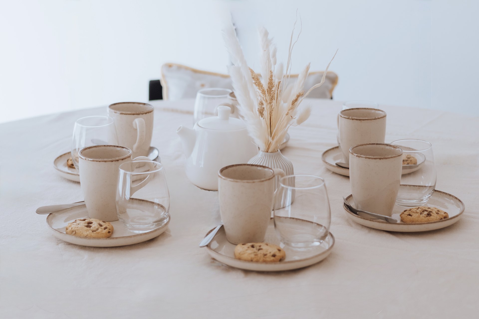 Table dressée avec tasses, verres et biscuits pour accueillir les participantes de l'atelier carnet de grossesse — Entre Deux