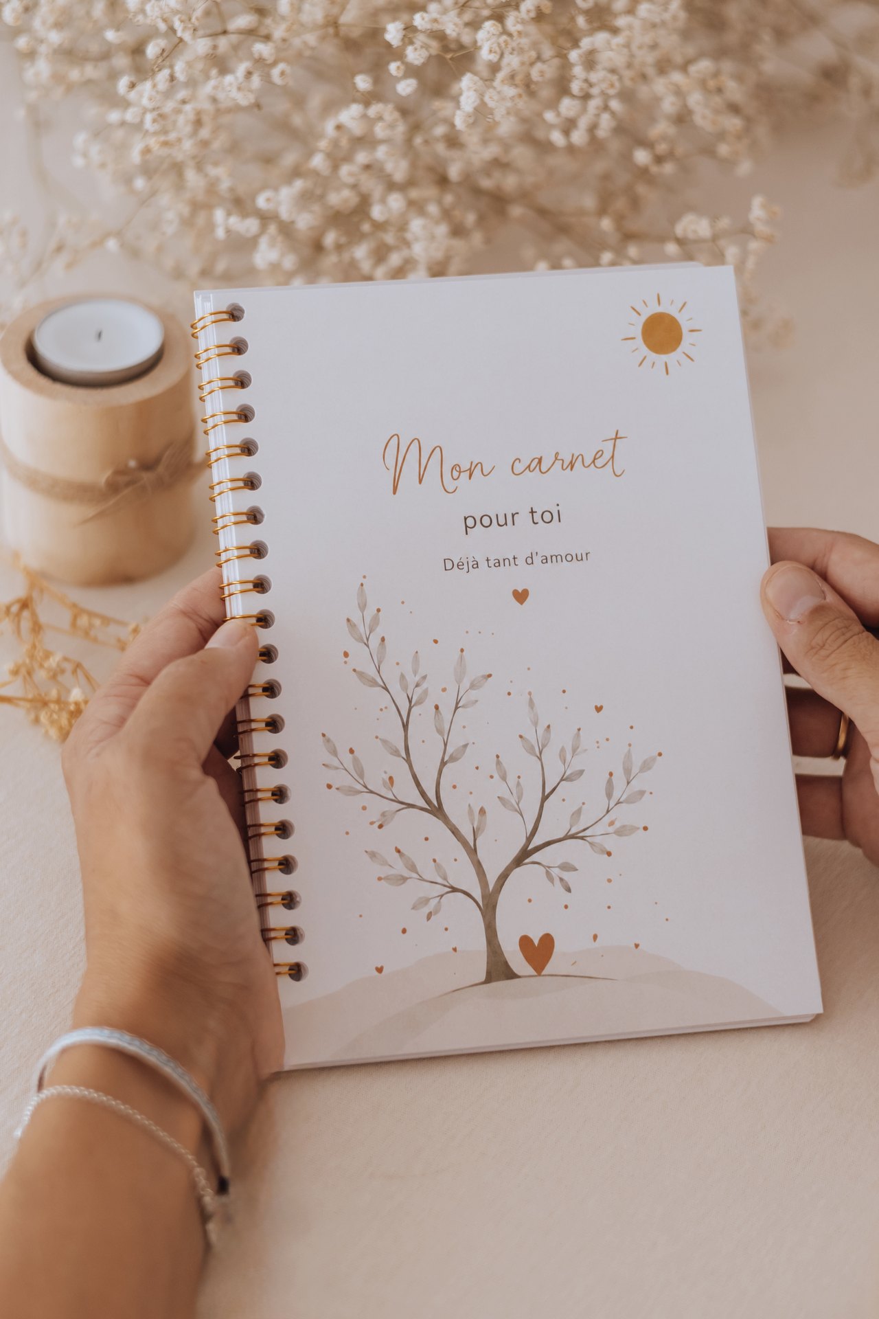 Carnet « Mon carnet pour toi » à l'arbre doré tenu entre les mains d'une future maman — Entre Deux