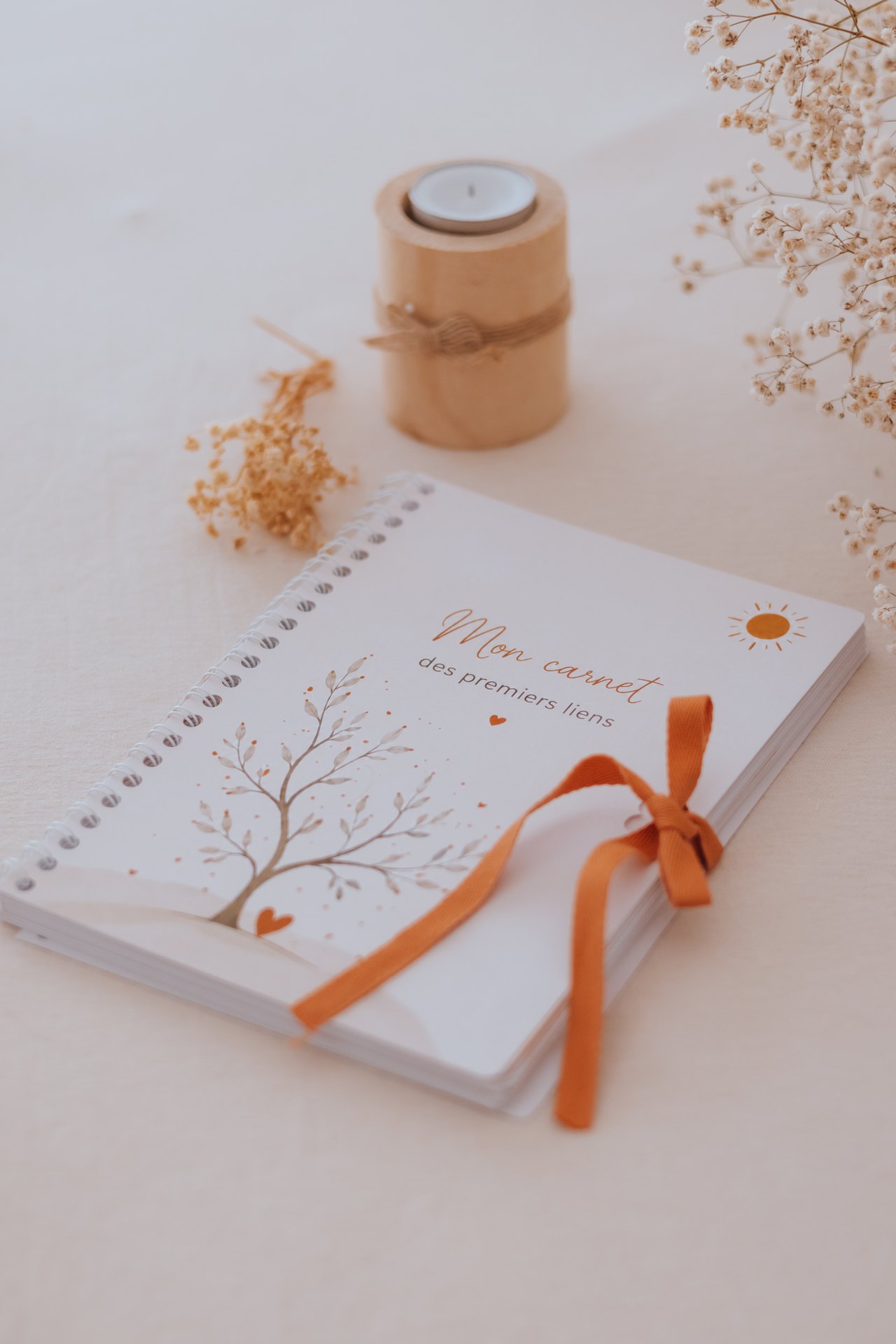 Carnet « Mon carnet des premiers liens » terminé, fermé par un ruban orange — Entre Deux