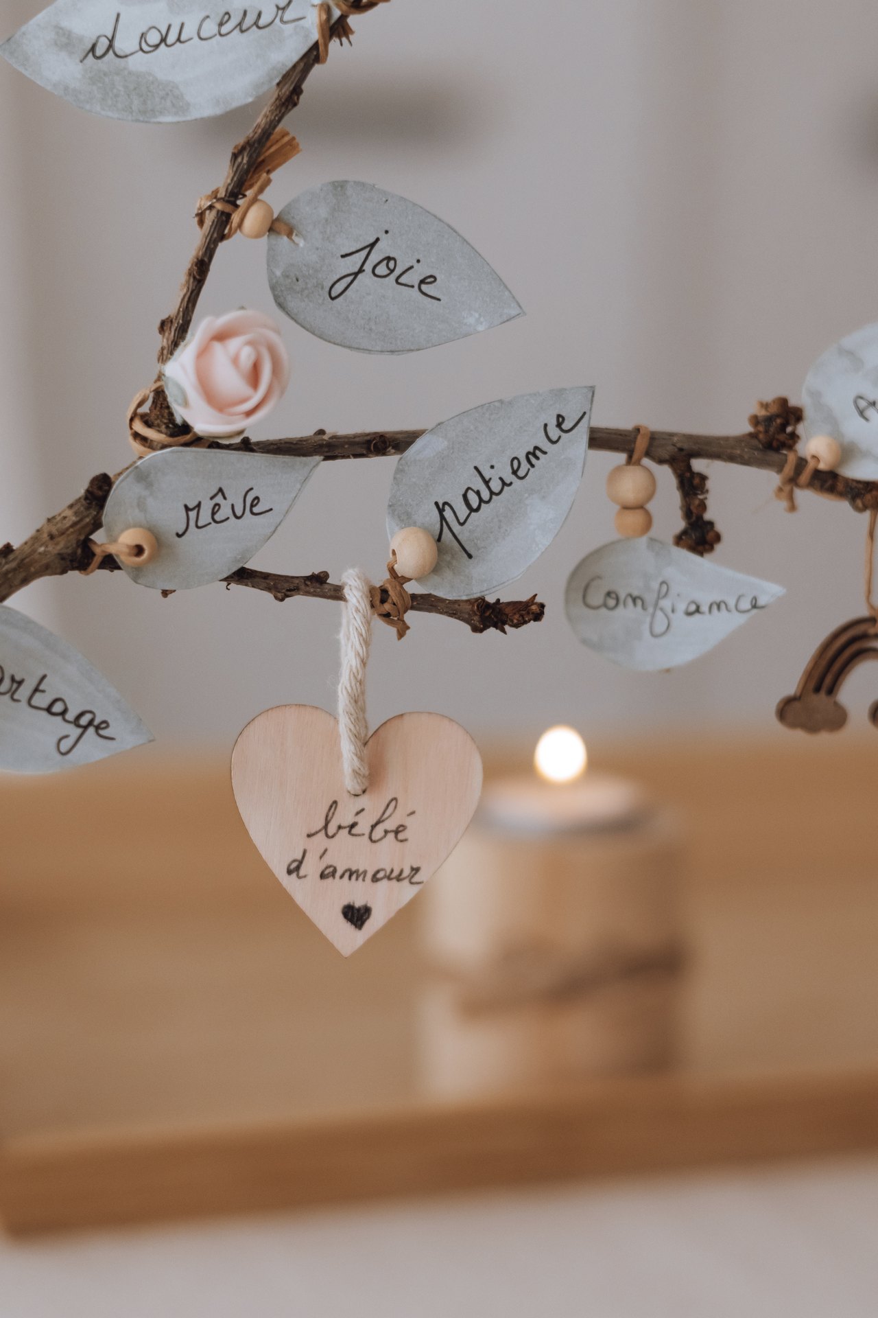 Arbre en cours de création, orné de feuilles-valeurs et d'un cœur en bois « Arbre d'amour » — Entre Deux