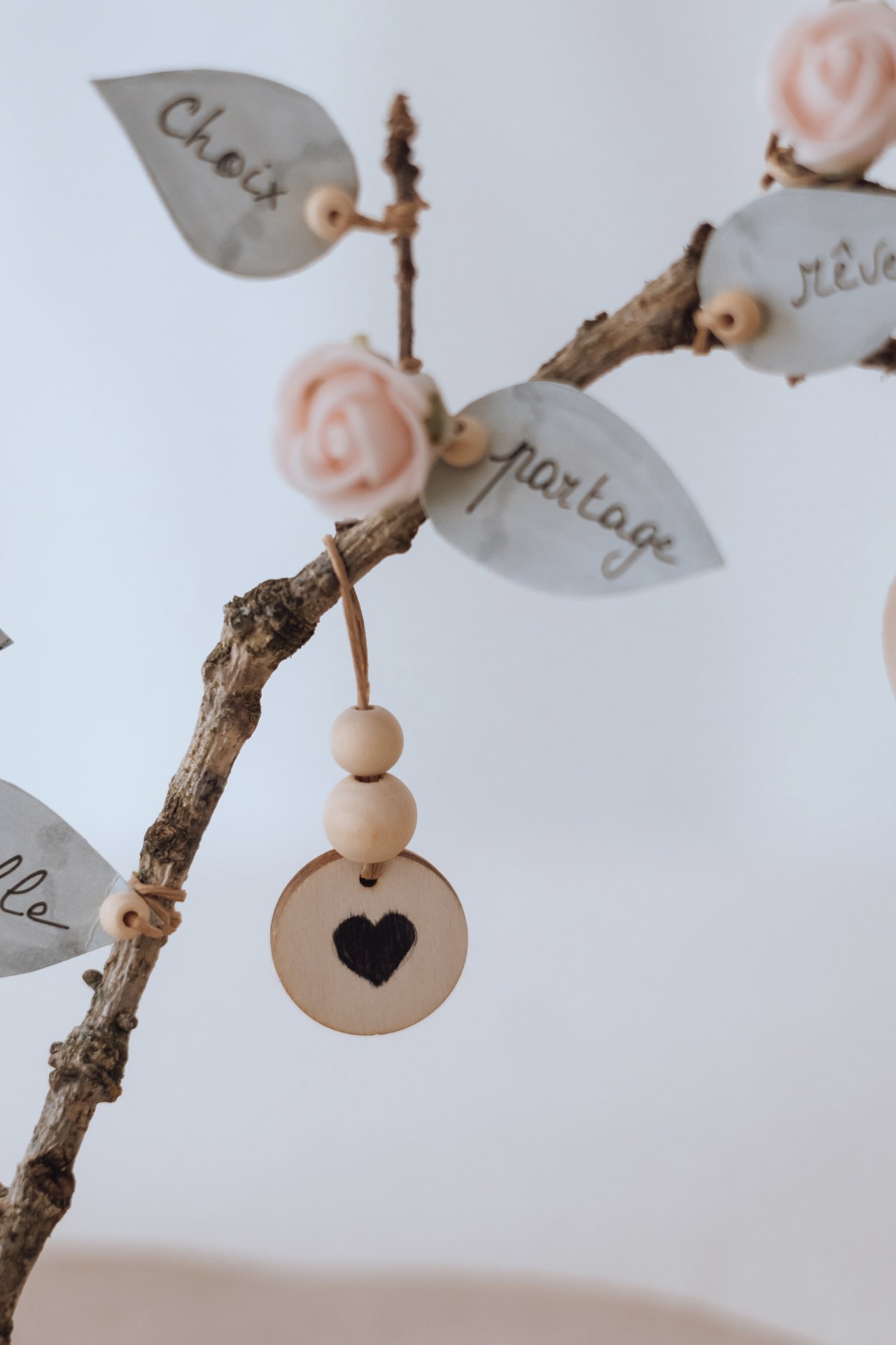 Médaillon cœur en bois et fleur rose suspendus à l'arbre des valeurs — Entre Deux