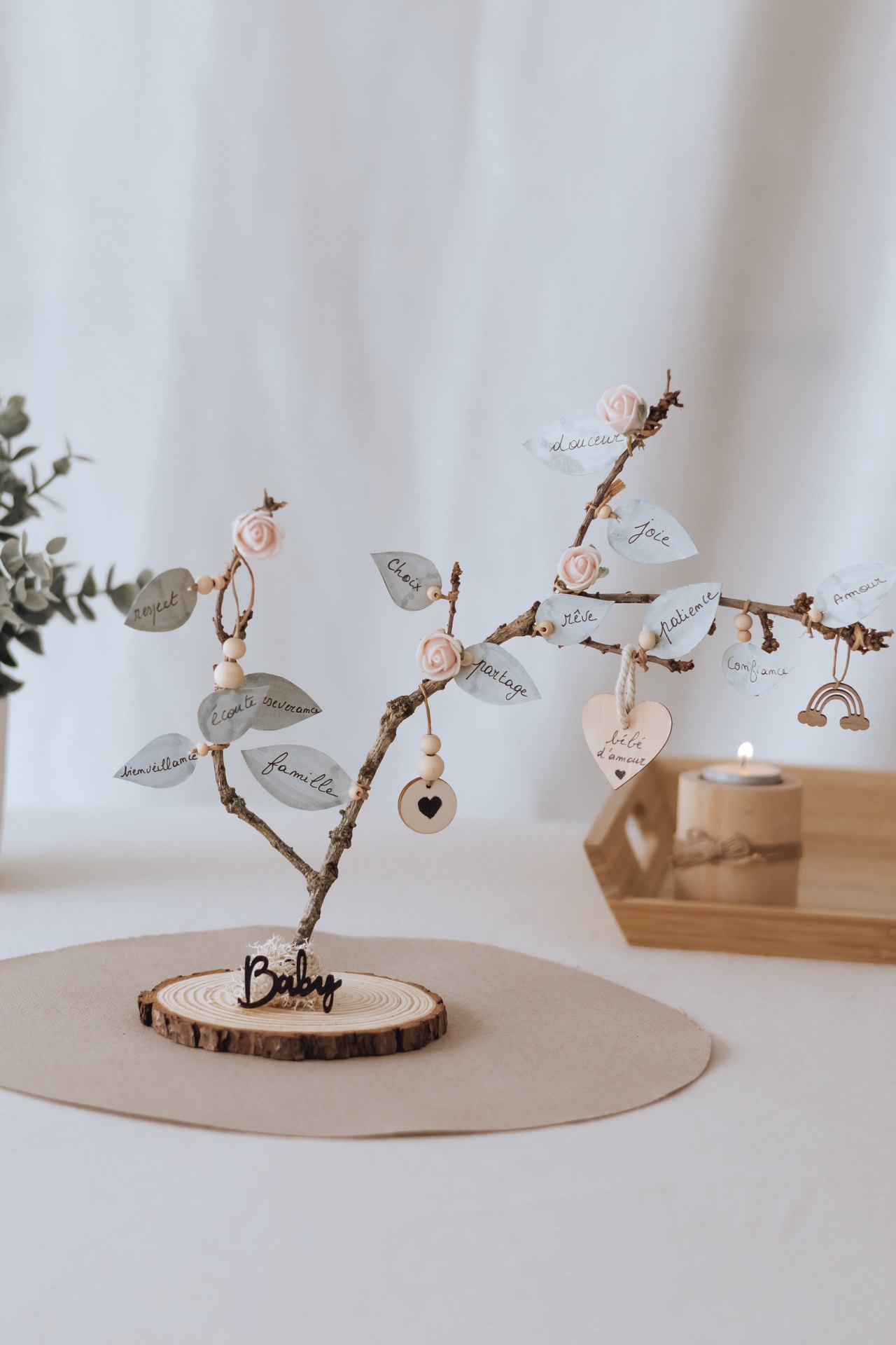 Arbre des valeurs posé sur son socle en bois, prêt à rejoindre la chambre de bébé — Entre Deux