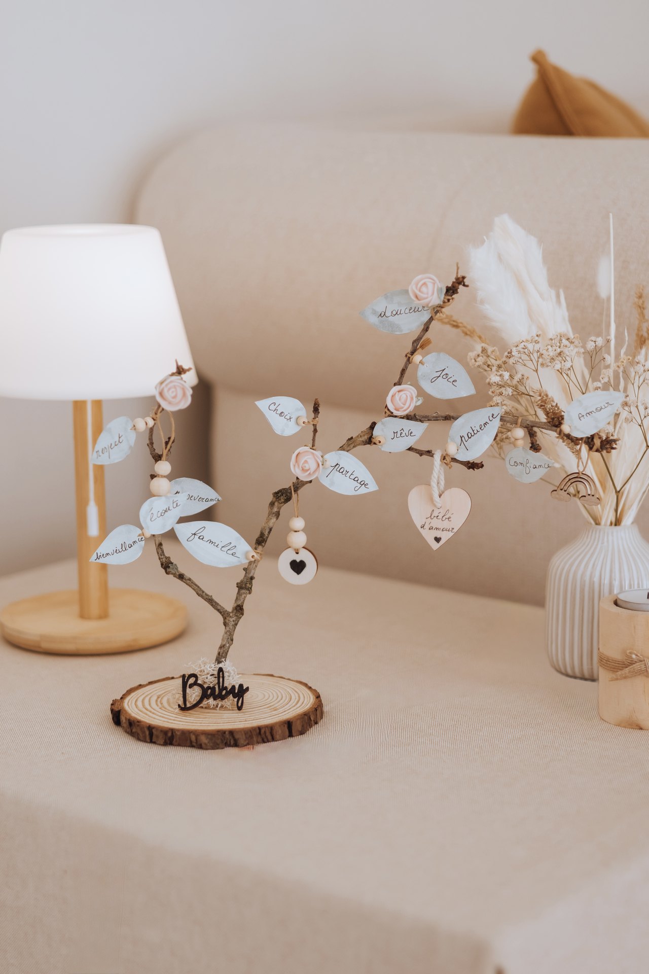 Arbre des valeurs installé près d'une lampe douce, souvenir à garder pour la vie — Entre Deux