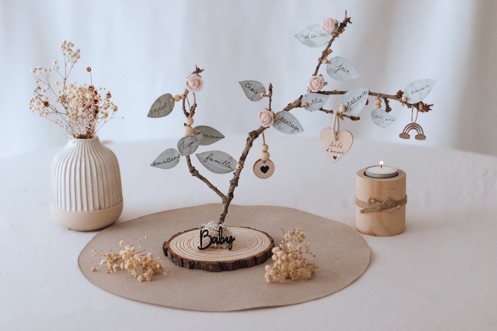 Arbre des valeurs créé à la main, ses feuilles calligraphiées posées sur un socle en bois — Entre Deux
