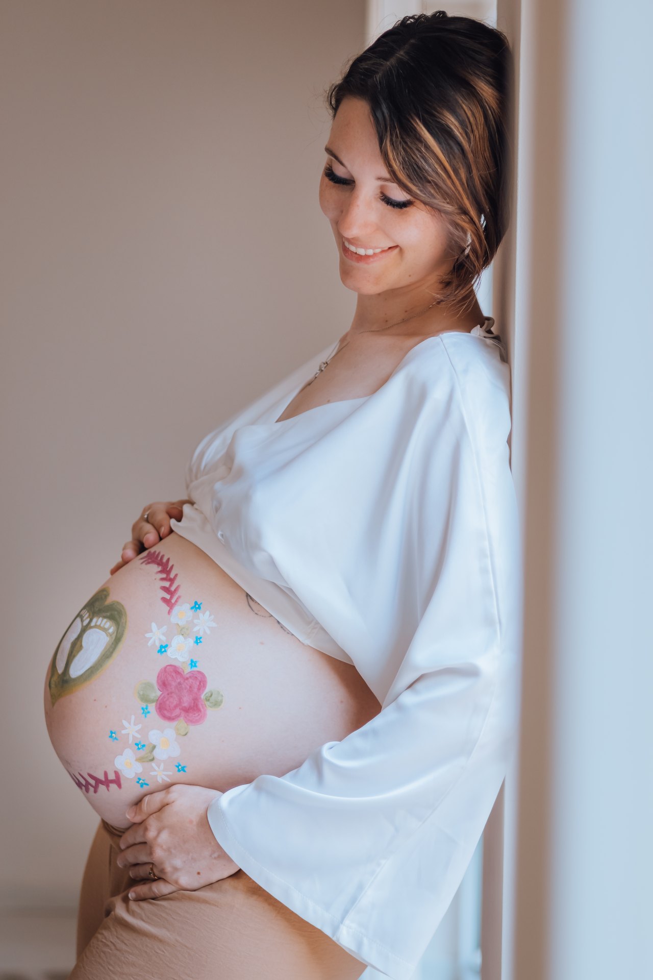 Future maman au ventre peint à la main lors de l'atelier — Entre Deux