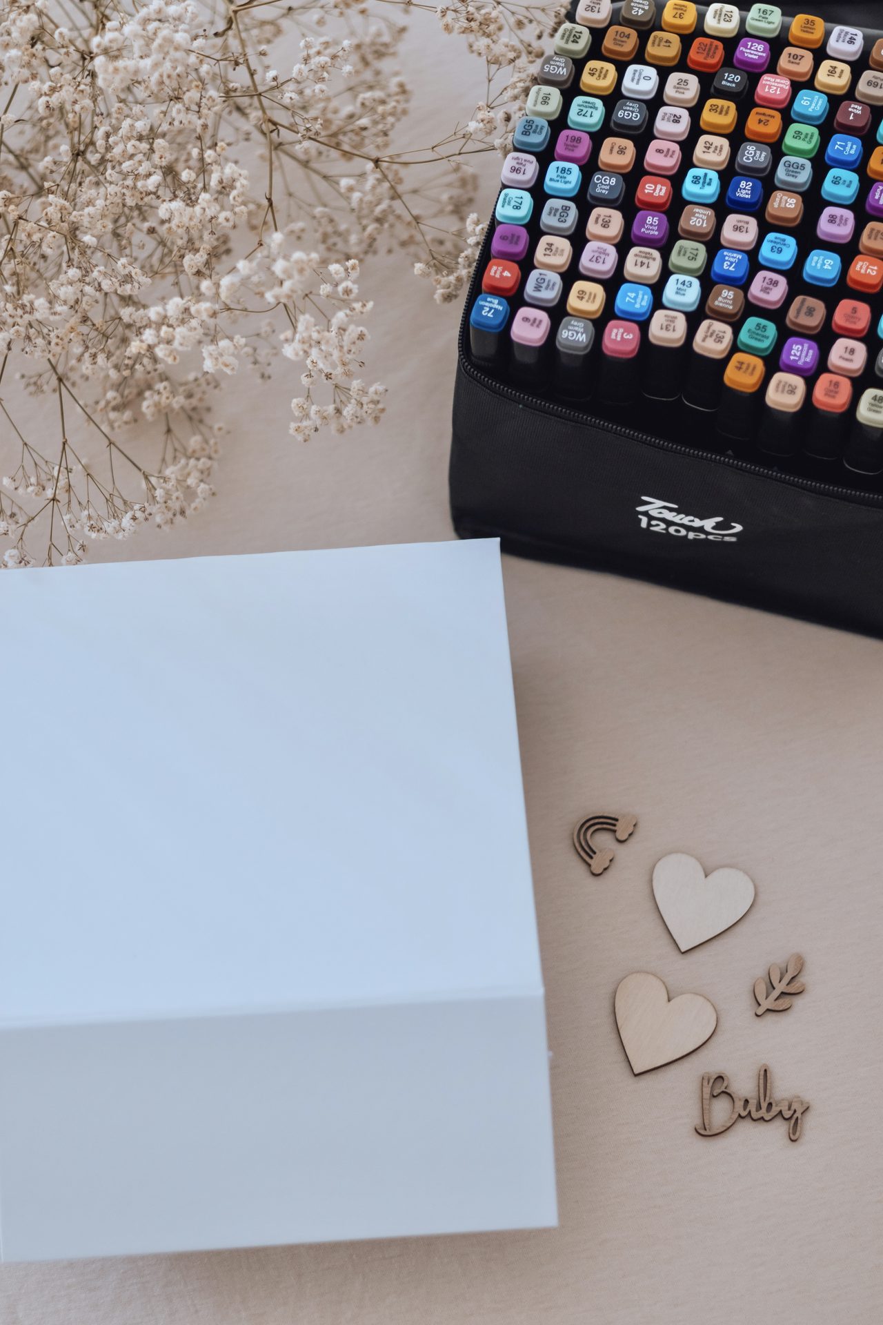 Coffret blanc personnalisé au motif d'arbre et lettres « Baby » en bois — Entre Deux