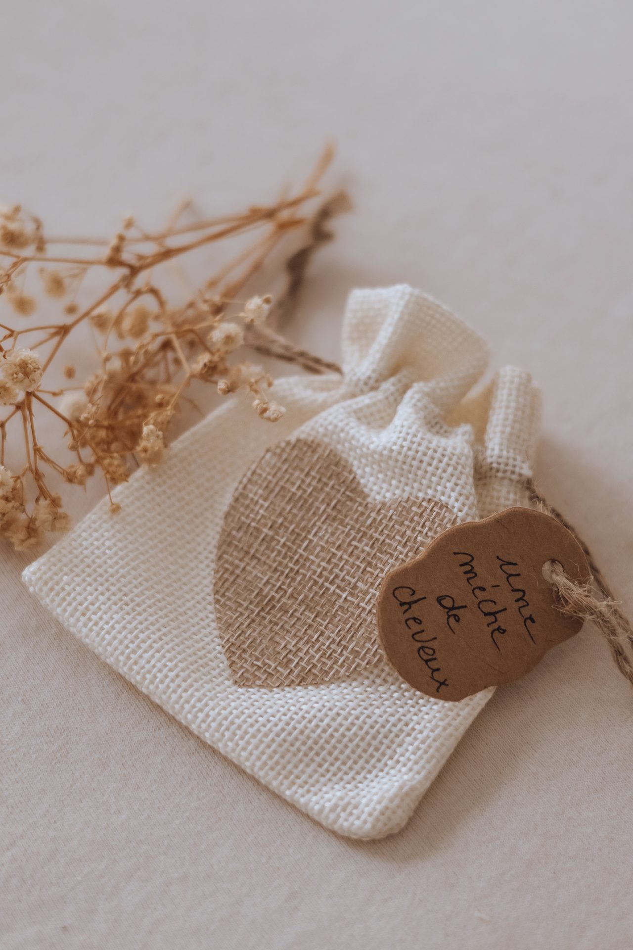 Coffret des premiers liens terminé, posé près d'une bougie et de fleurs séchées — Entre Deux