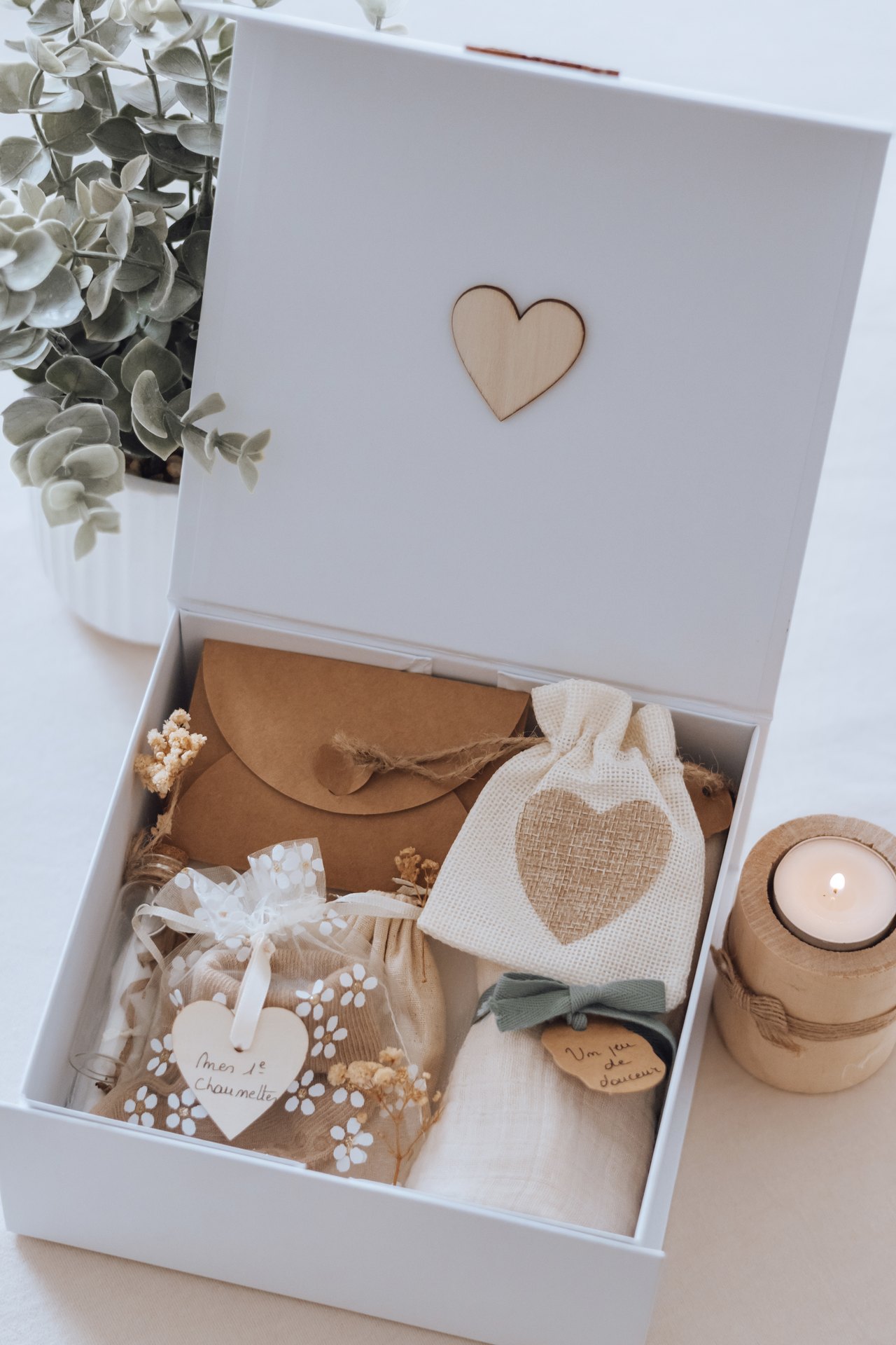 Intérieur du coffret tapissé d'un tissu parsemé d'étoiles dorées — Entre Deux