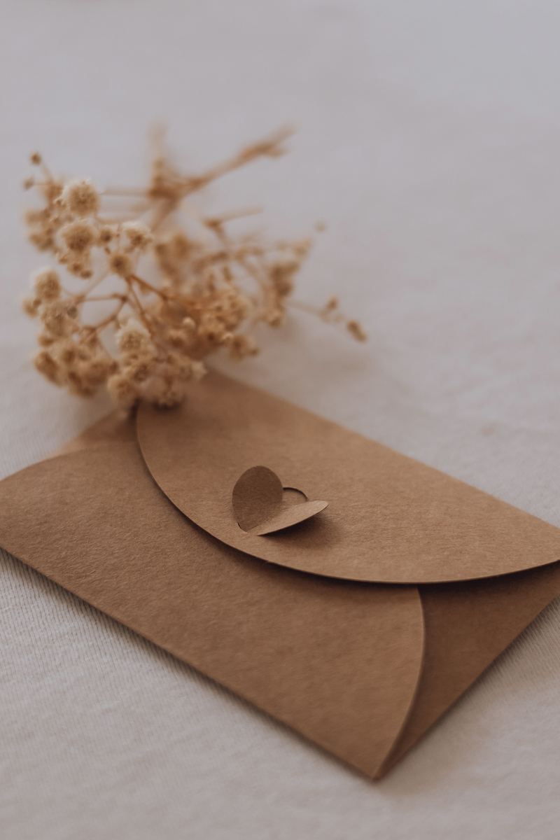 Pochette en papier kraft fermée par un cœur en bois, pour garder les premières traces du bébé — Entre Deux