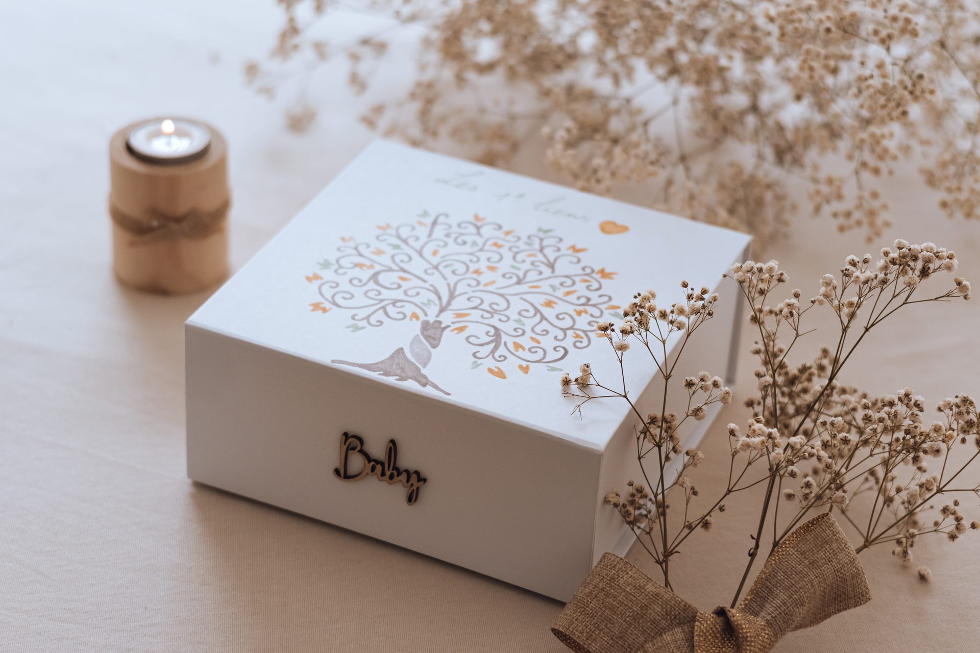 Coffret des premiers liens décoré d'un arbre peint à la main, posé près d'une bougie et de fleurs séchées — Entre Deux