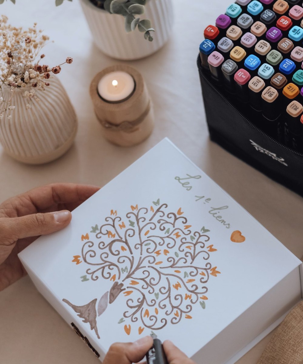Coffret des premiers liens personnalisé à la main, l'arbre dessiné sur le couvercle — Entre Deux