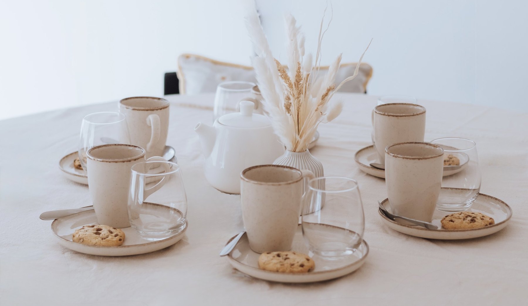 Table dressée avec tasses, biscuits et fleurs séchées pour accueillir les participantes d'un atelier — Entre Deux