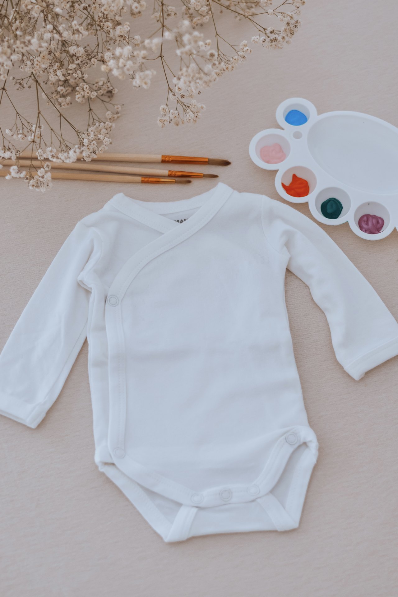 Motif de lune et d'étoiles peint au pinceau sur un body bébé