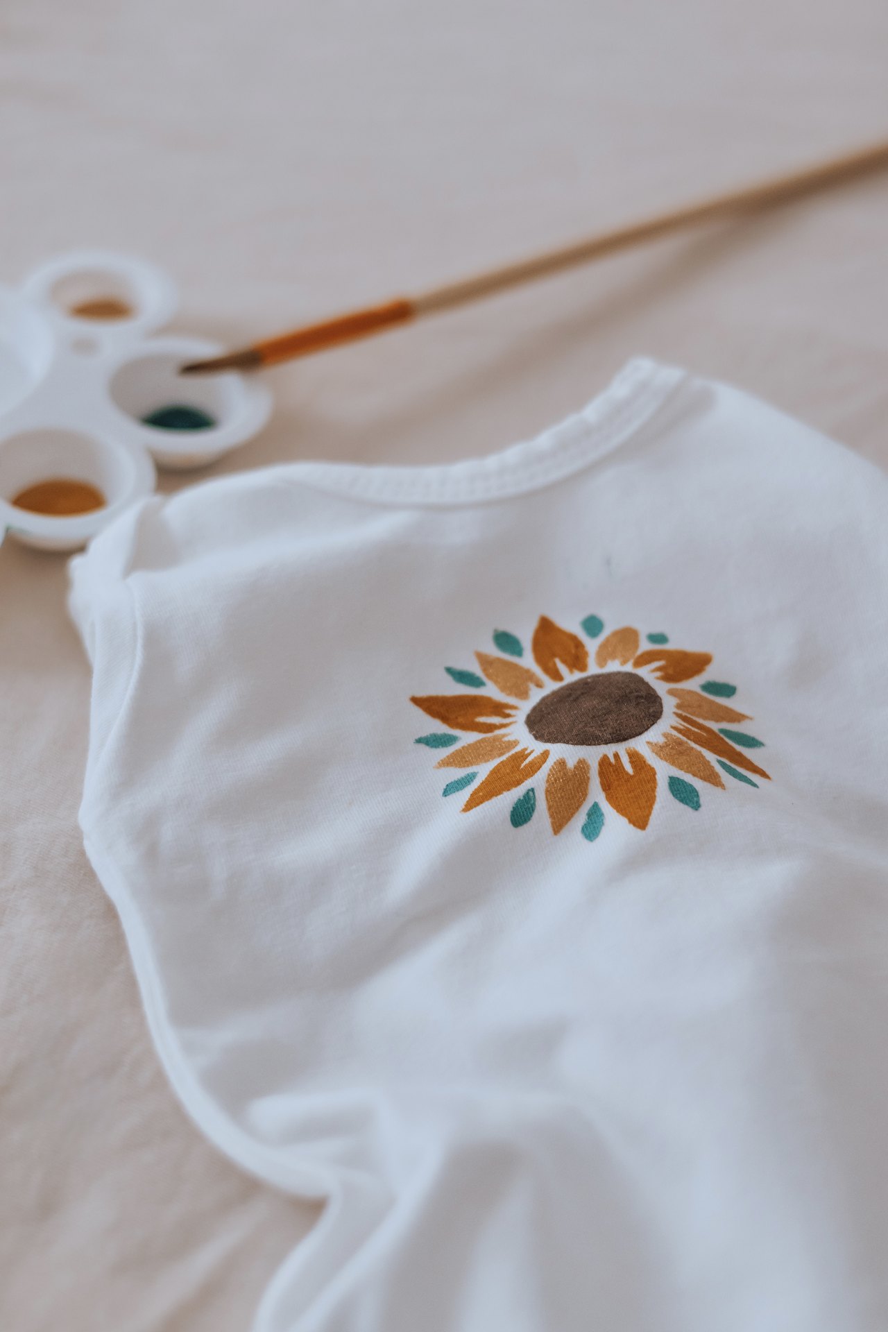 Petites étoiles dorées peintes sur un vêtement de bébé