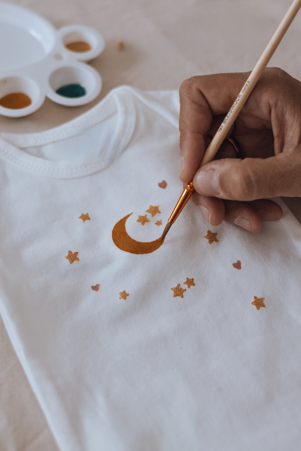 Body bébé décoré d'une lune et d'étoiles peintes à la main