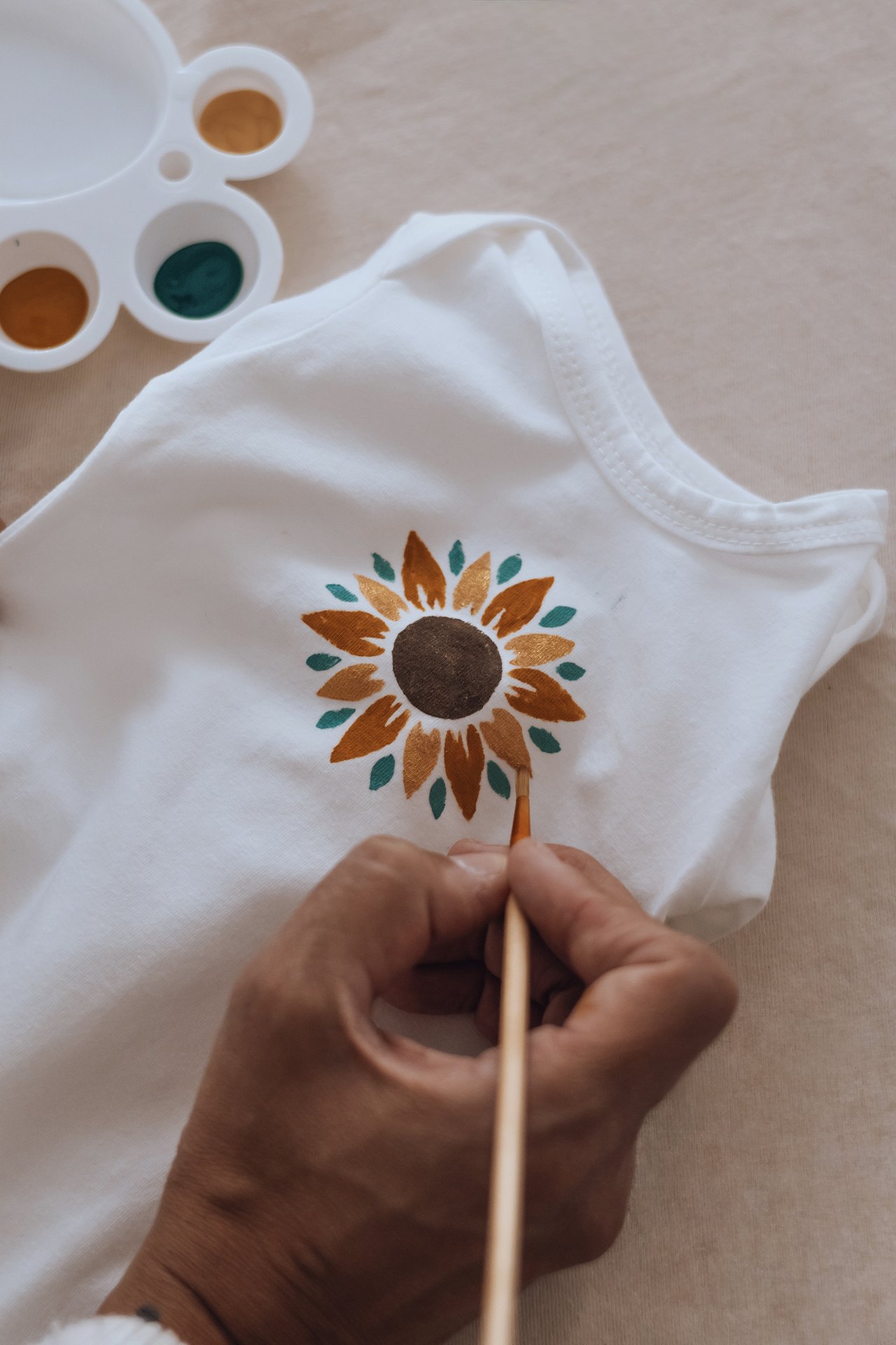 Pinceau et palette de peintures textile pendant l'atelier