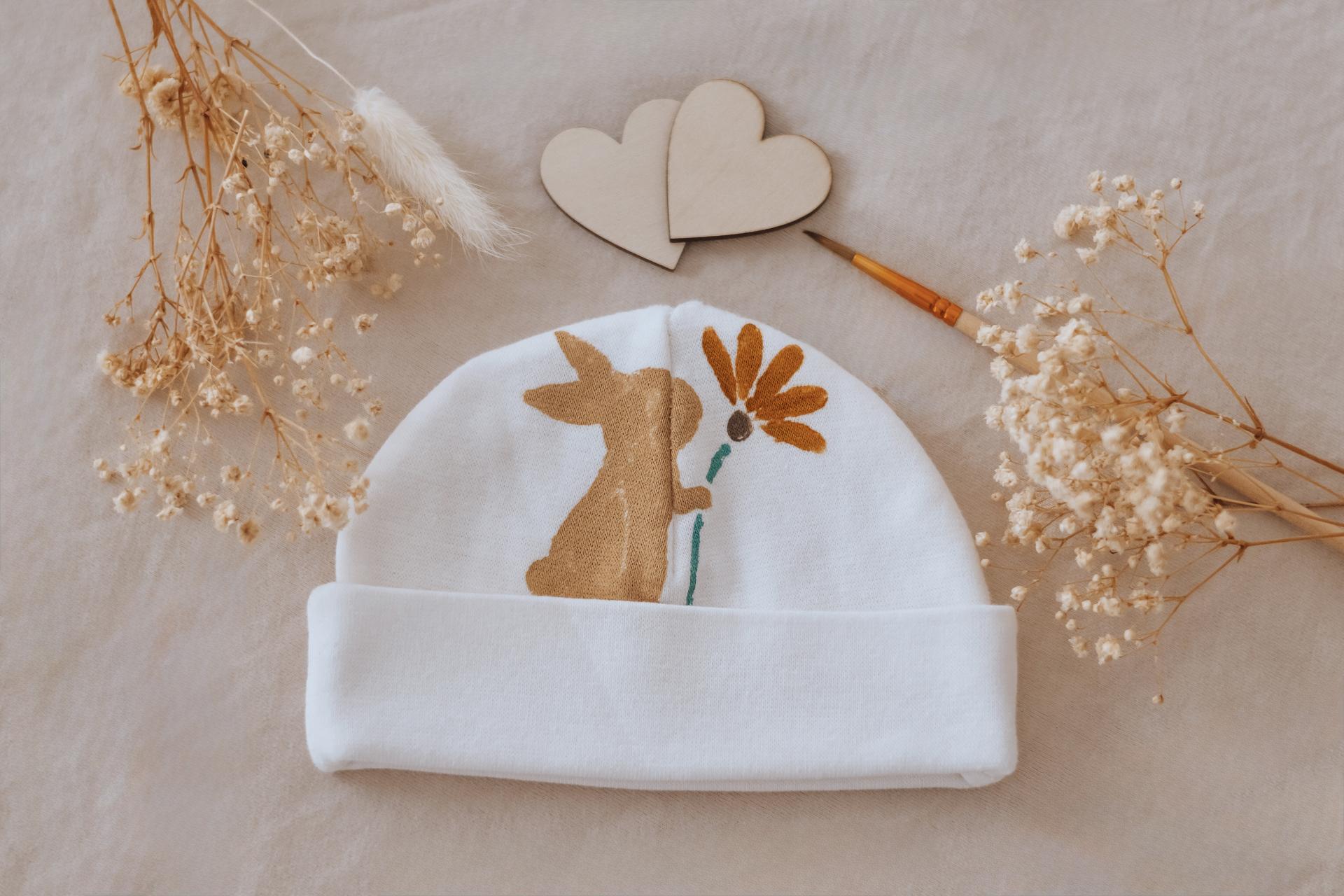 Body « Baby love » peint à la main, présenté avec des fleurs séchées