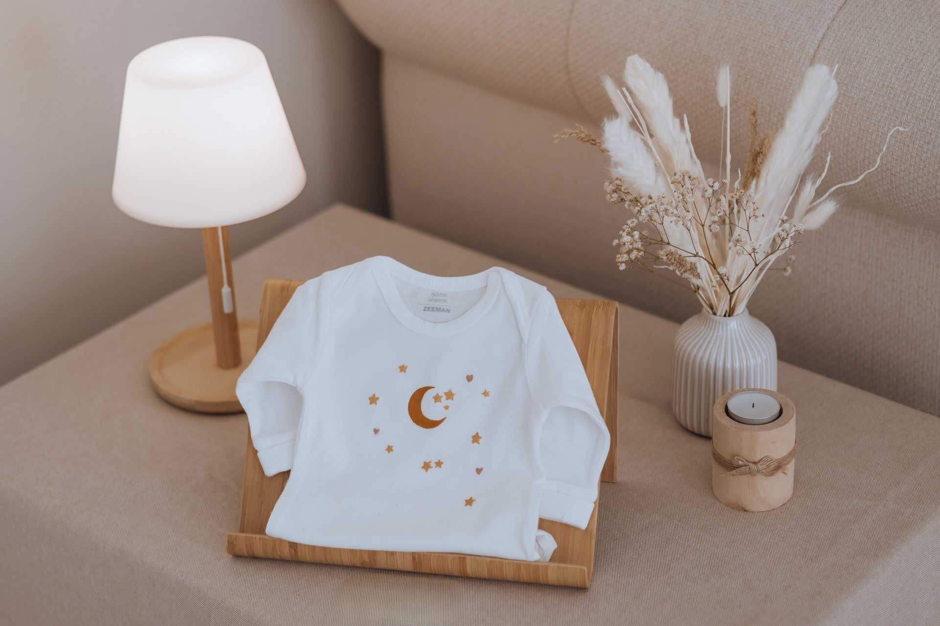 Bonnet de naissance décoré d'un petit renard peint à la main — atelier Entre Deux