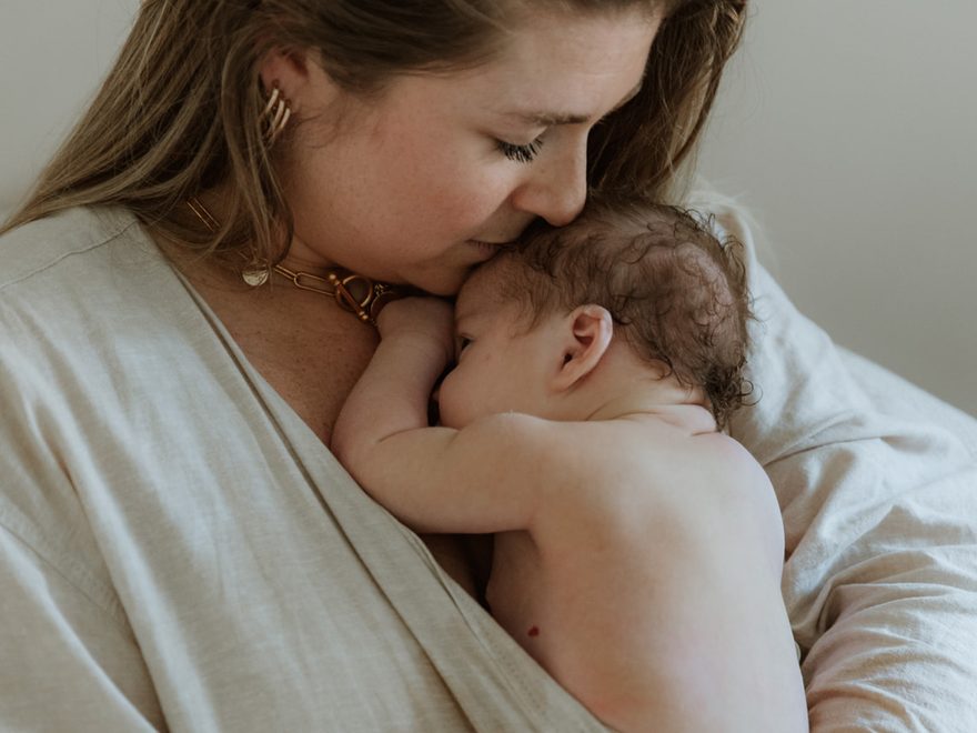 Maman tenant son nouveau-né contre elle après le bain, joue contre joue — Entre Deux, Enghien