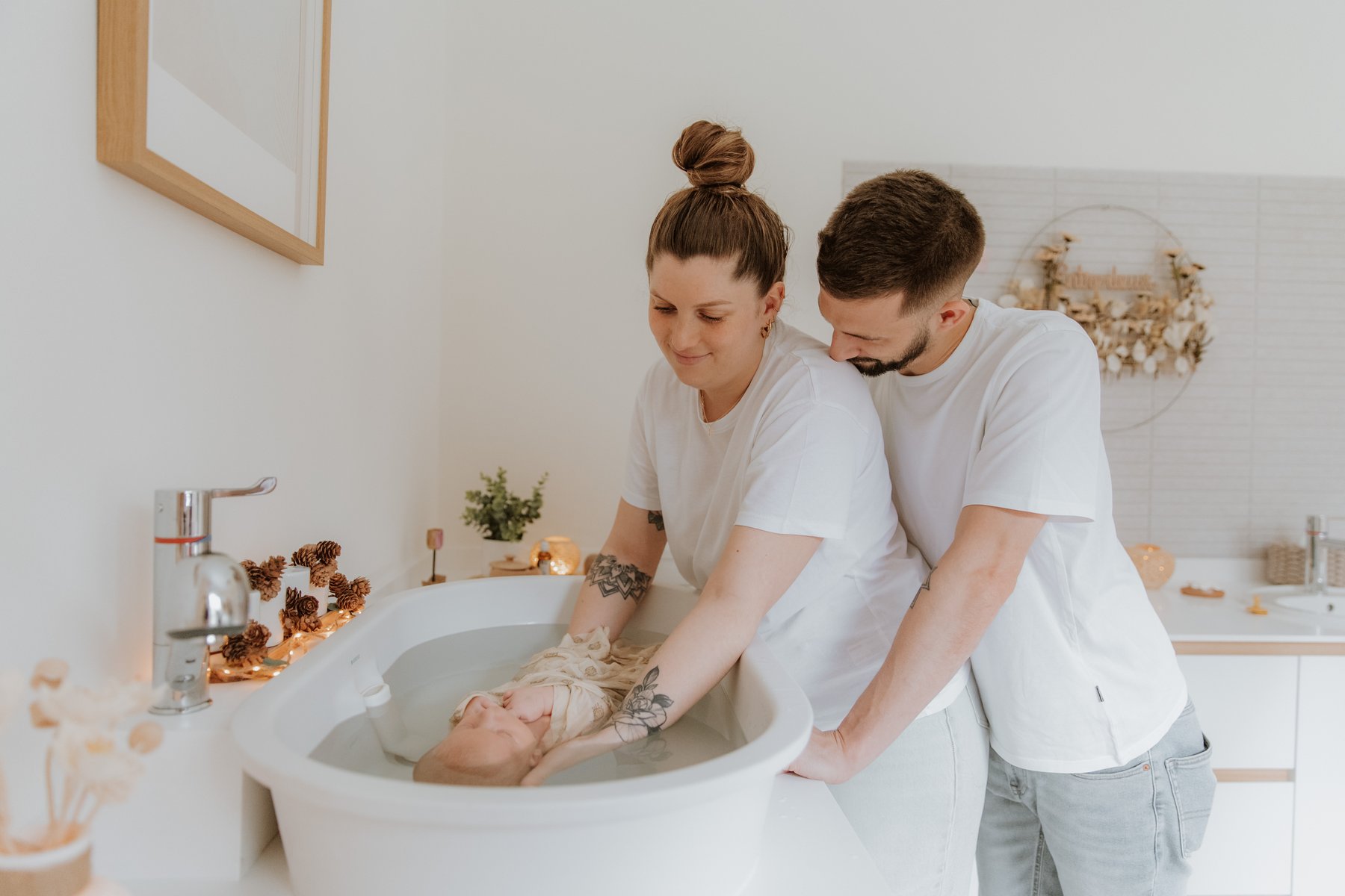 Parents penchés sur leur nouveau-né lors d'un bain d'enveloppement — Entre Deux, Enghien
