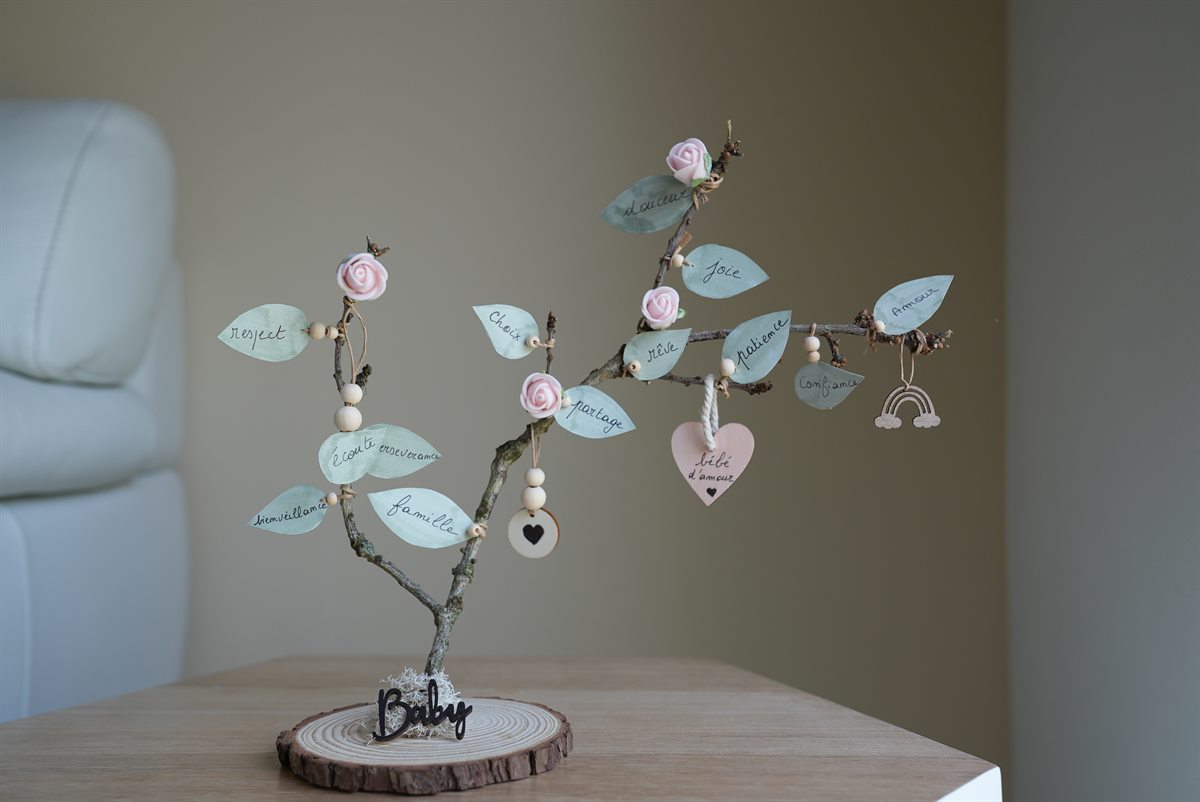 Arbre des valeurs terminé, ses feuilles calligraphiées et son cœur « bébé d'amour », posé sur son rondin de bois — Entre Deux