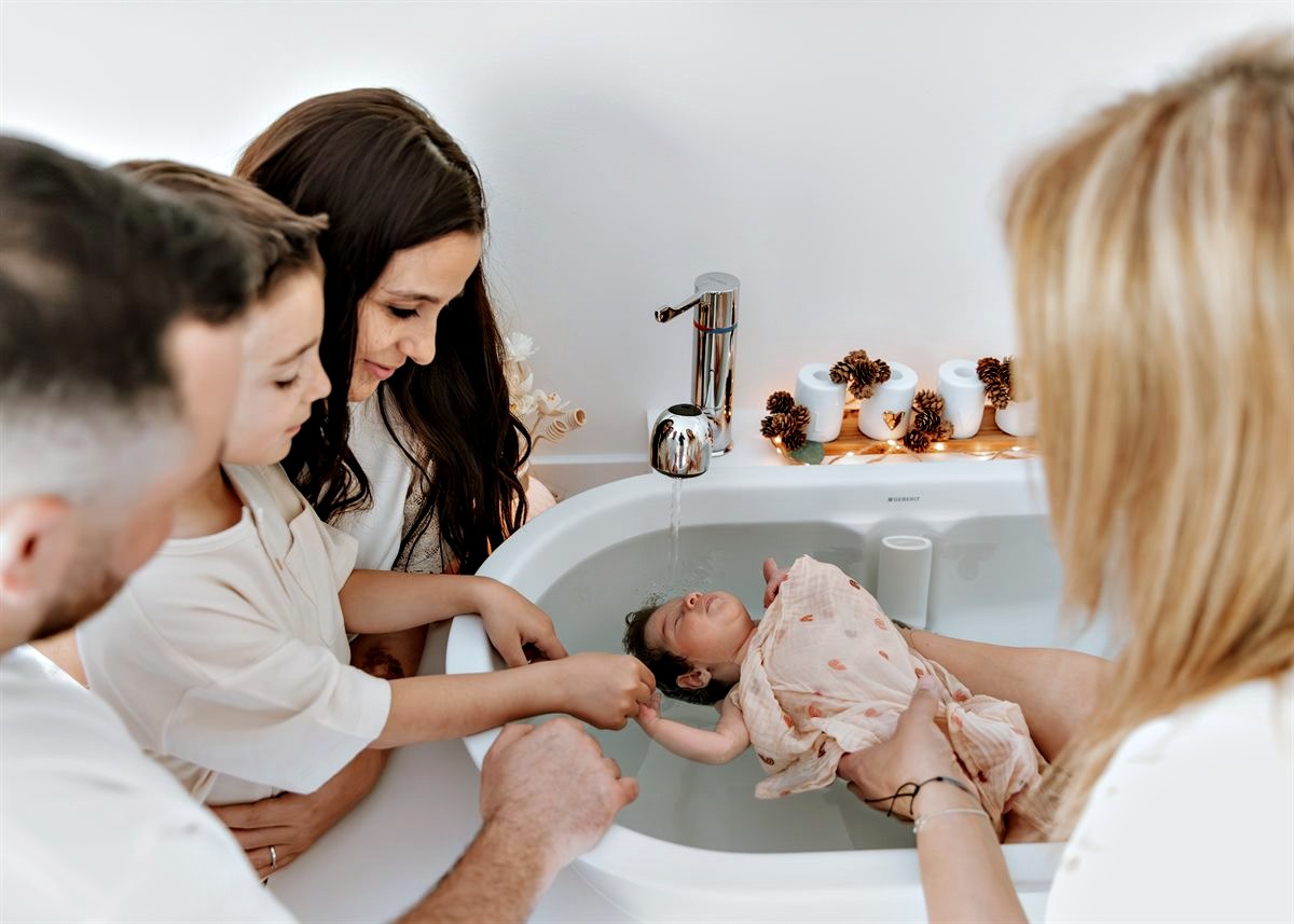 Parents accompagnés lors du bain enveloppant de leur bébé — Entre Deux