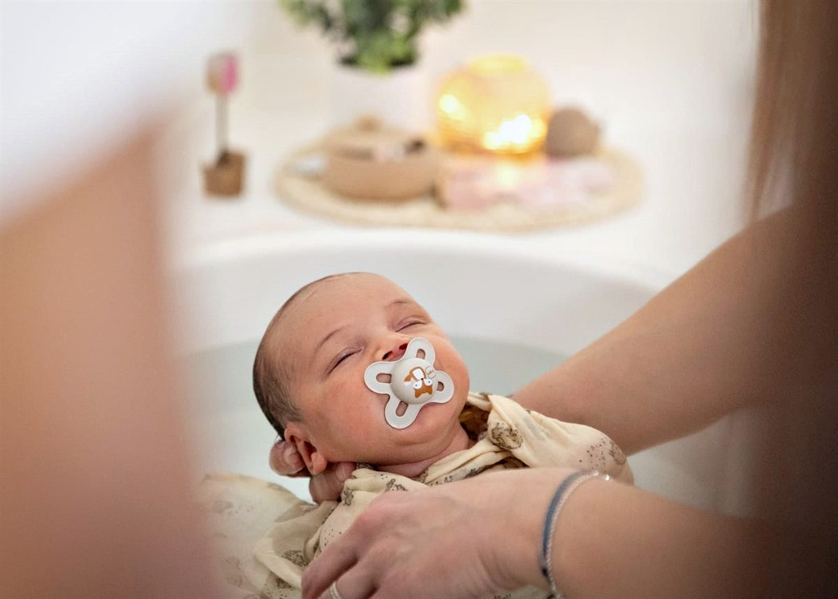 Bébé apaisé pendant son bain enveloppant — Entre Deux